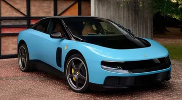 Ferrari представляет собой первый электромобиль, он стоит 640 000 долларов.