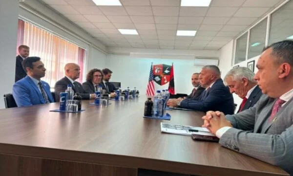 Amerikaanse congresleden in Valley, verwacht op de Albanese Nationale Raad uitzicht