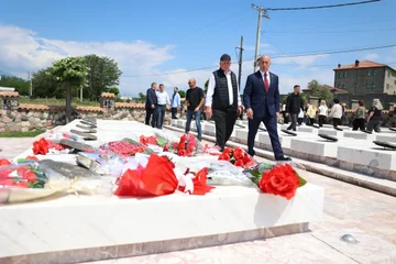 Ramush Haradinaj në Gllogjan: Falë sakrificës së tyre, sot gëzojmë shtetin e pavarur