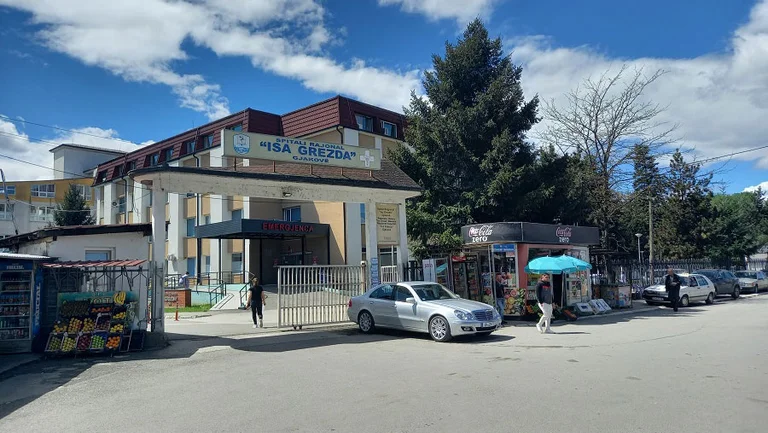 L'accusa contro l'ex funzionario dell'ospedale Gjakova ha permesso al lavoratore di ottenere uno stipendio senza andare al lavoro