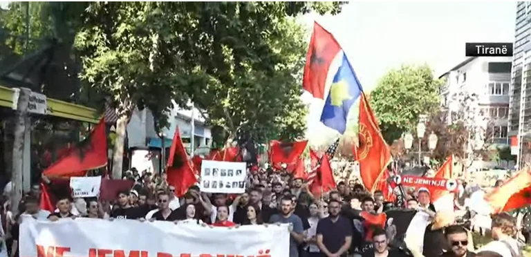 Tirana, Skopje, Priština so skupaj”, del protesta, celo študenti s Kosova