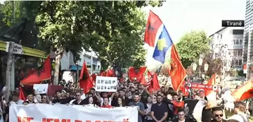 “Tirana, Shkupi, Prishtina janë bashkë”, pjesë e protestës edhe studentët nga Kosova
