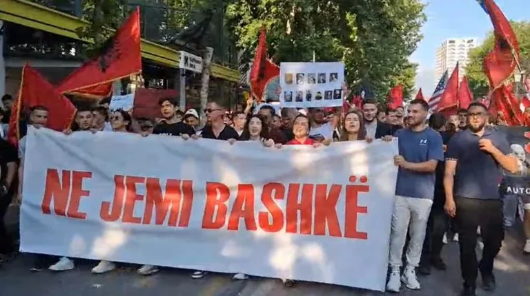 Protest a Tirana, studente della Macedonia del Nord: l'inglese è la nostra memoria, è il compagno