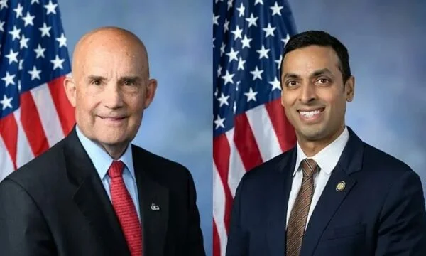 2人のアメリカ人のコングレッシエーターは、コソヴォ州の機関長と協議し続けます