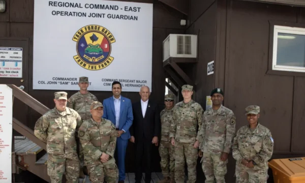 Wat is de reden voor het bezoek van Amerikaanse congresleden aan Kosovo?