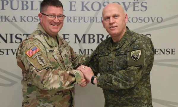 American General van USEUCOM ontmoet KSF commandant tijdens zijn laatste bezoek: Dank hem voor zijn coördinatie en samenwerking