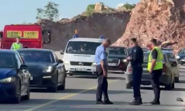De auto valt van de Doltz brug in Cline, naar verluidt 6 gewonden.