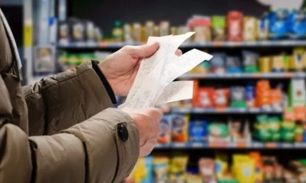 水、エネルギー、コソボのより大きい価格のハイキングと飲み物