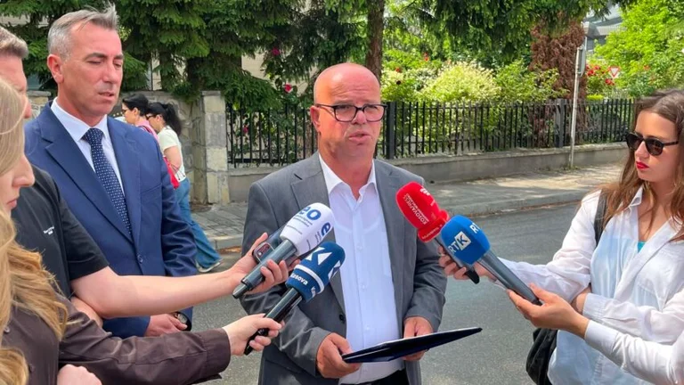 Komunisti vodijo do pravil ustavne vlade za javno upravo