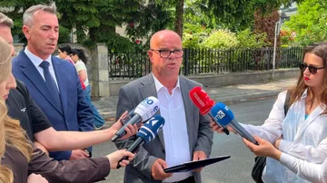 Komunat çojnë në Kushtetuese rregulloren e Qeverisë për shërbimin civil
