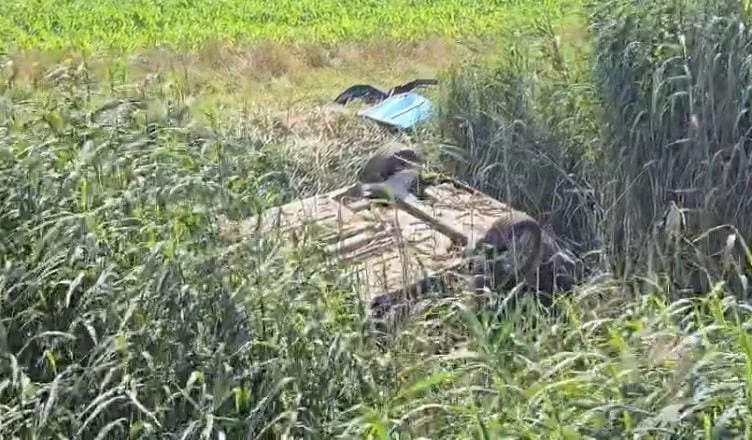 アルバニアの致命的な事故、方法の車および運河で終わる