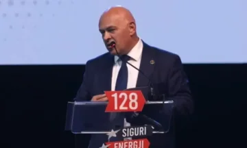 Gjini kritika Kurtit në Gjakovë: Jo metodave komuniste të mbijetesës, kush s’e do Amerikën s’e do as Kosovën
