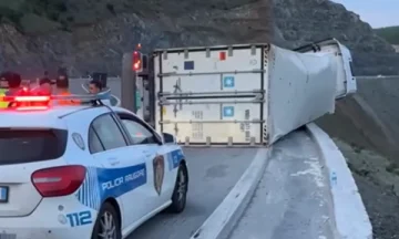 Aksident në Rrugën e Kombit, kamioni humbë kontrollin (VIDEO)