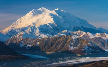 Vdesin tre alpinistë pasi  bien nga maja më e lartë e Amerikës së Veriut