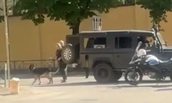 Vedro na cesti je postavilo policijo, alarm v bližini ameriškega veleposlaništva v Tirani se je pokvaril.