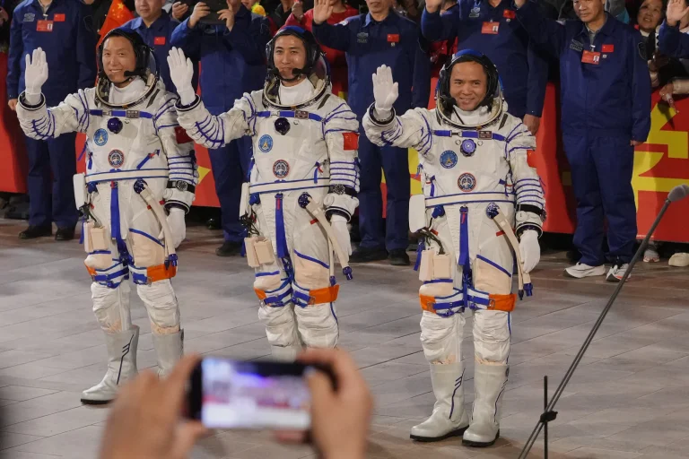 Drie Chinese astronauten keren na 7 maanden terug naar de aarde.