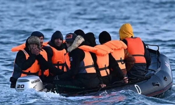 La Gran Bretagna irrigidisce i controlli d'asilo, l'intelligenza artificiale valuterà l'età di immigrati