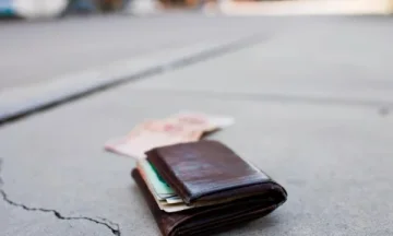 E mitura gjen kuletën me 2000 euro në Mitrovicë, e dorëzon në polici
