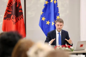 Kryediplomati shqiptar viziton Kosovën, takohet me krerët institucional