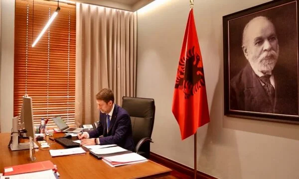 Agentschap van de Albanese minister van Buitenlandse Zaken ontdekt tijdens officieel bezoek aan Kosovo