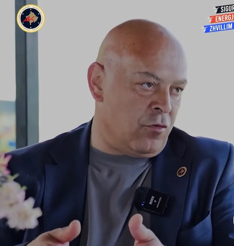 Ardian Gjiniはエルトン・ツェルカの両親とパーメット・ボラが落ちていたと発表したときに重い瞬間を照らします