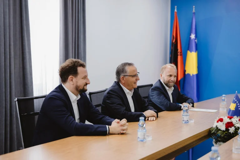 Hamza incontra il ministro degli Esteri albanese Ferit Hoxha: il Kosovo ha bisogno di istituzioni stabili e funzionali