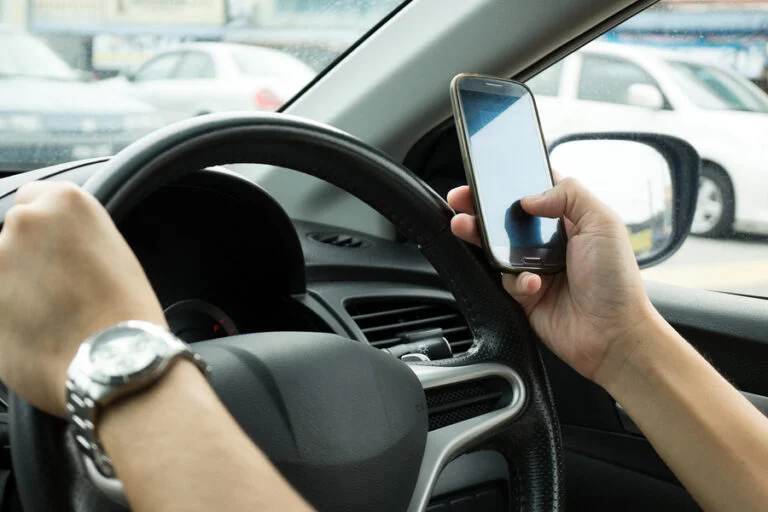 Përdorën telefonin gjatë vozitjes, gjobiten 233 shoferë veç gjatë muajit maj në Ferizaj