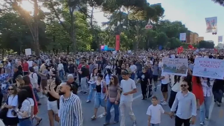 Second day of protest in Tirana for Gervenec, thousands of citizens begin marching towards the prime minister