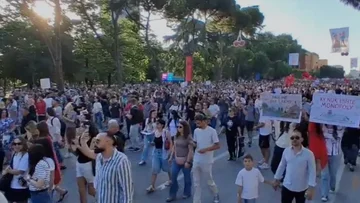 Dita e dytë e protestës në Tiranë për Zvërnecin, mijëra qytetarë nisin marshimin drejt Kryeministrisë