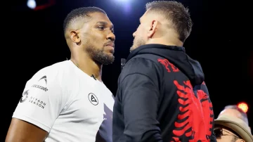 Joshua dhe Prenga kryejnë përballjen “sy më sy”, reagimi i shqiptarit bëhet viral