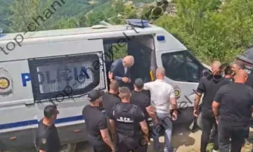 Ilir Meta mbërrin në Skrapar në varrimin e babait, policia e burgut e përcjell në çdo hap