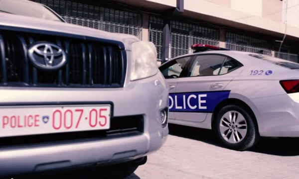 Arrestohen dy persona në Kamenicë – Policia konfiskon armë, mijëra euro dhe vula me stemë të Serbisë