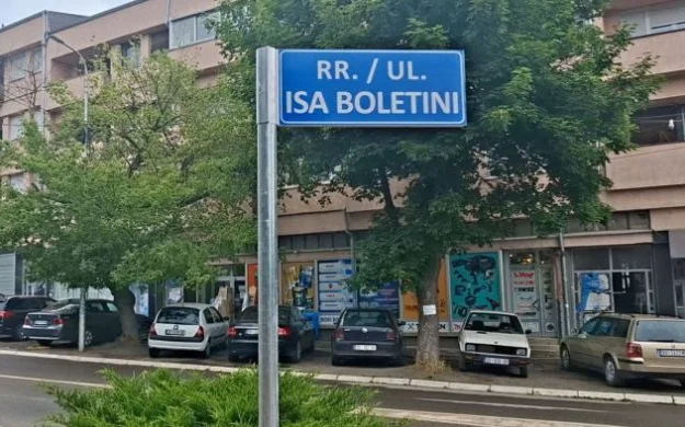 Hiqet tabela me emrin e Gjingjiqit në Mitrovicën e Veriut, mbetet ajo me emrin e Isa Boletinit