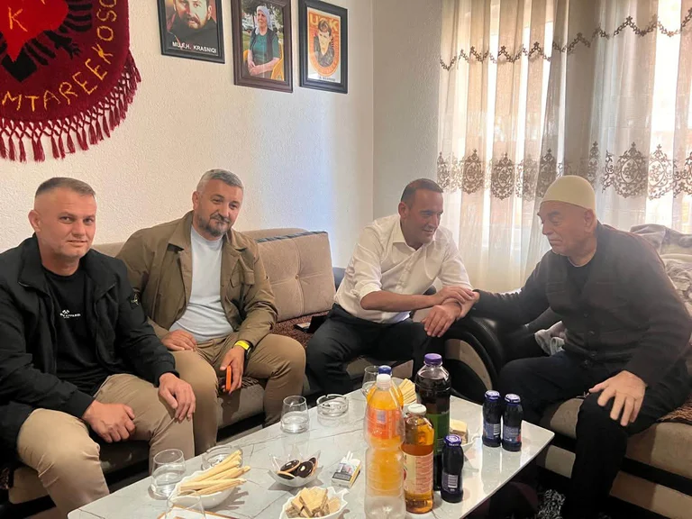 Daut Haradinaj visiten el pare de Muje Krasniqi: la família de Krasniqi, símbol de la resistència nacional i el sacrifici