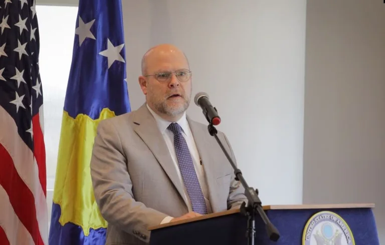 L'ambasciatore americano per il Kosovo, Hovenier, ha dichiarato