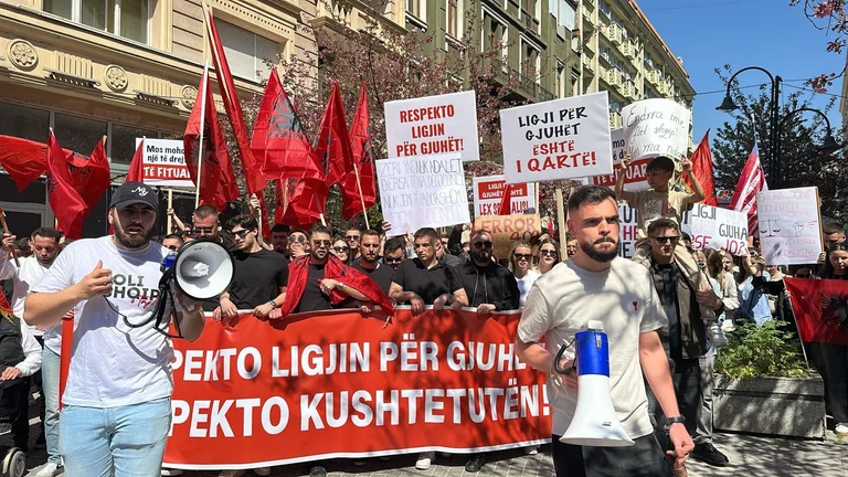 albanische Verwendung auf staatlichen Prüfungen, Studenten protestieren heute in Pristina