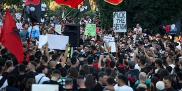 Asociacioni i Gazetarëve në Shqipëri reagon pas fyerjeve ndaj gazetarëve në protestën në Tiranë: S’jemi palë