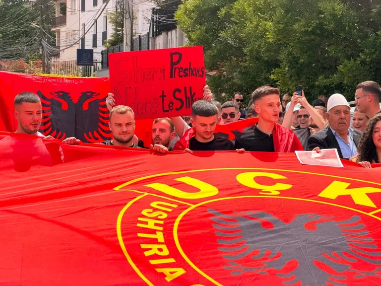 “Gjuha shqipe nuk negociohet”, studentët protestojnë para ambasadës së Maqedonisë së Veriut në Kosovë