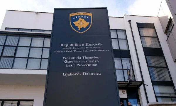 48 Stunden lang hielten vier Menschen in Gjakova auf, fanden Heroin und Kokain nach den Überfällen, Bargeld und Waffen beschlagnahmt.