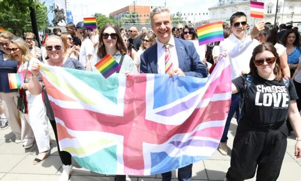 Ambasadori britanik merr pjesë në Paradën e Krenarisë: Mbështesim palëkundur të drejtat e njeriut