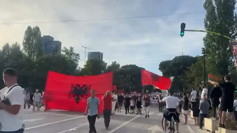 Dita e shtatë e protestës, qytetarët në shesh në Tiranë e Shkodër kundër investimit në Zvërnec