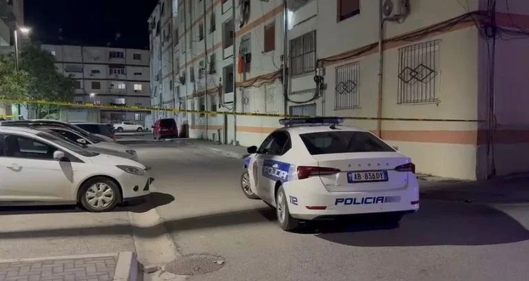Tretol Alarm in einem Fahrzeug in Vlora, Polizei vor Ort