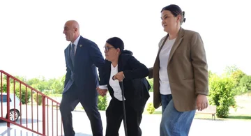 Haradinaj i shoqëruar nga nëna Rukë voton në Gllogjan