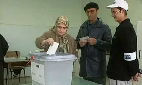 Zgjedhjet e para të pasluftës u mbajtën më 28 tetor 2000, në Kosovë numri i votueseve ishte 900 mijë