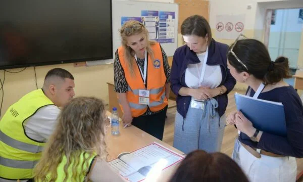 Shefja e Zyrës së BE-së në Kosovë, viziton disa qendra të votimit