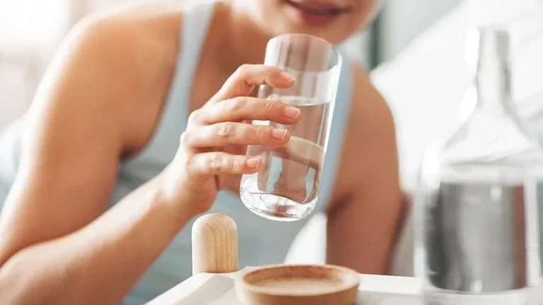 Çfarë mund të bëjë pirja e një gote uji në mëngjes për energjinë dhe tretjen tuaj