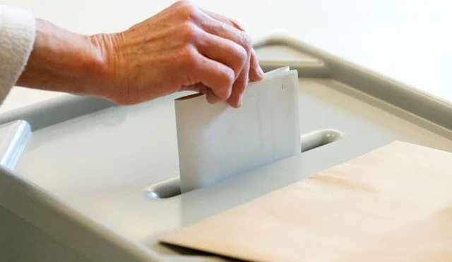 Rreth 7% më pak votues deri në orën 15:00 krahasuar me zgjedhjet e dhjetorit dhe të shkurtit 2025