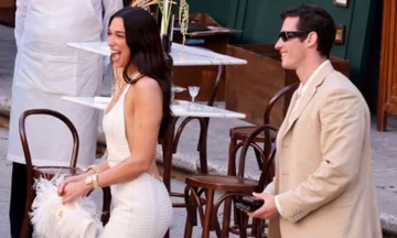 The Sun: Dua Lipa jep 5 mijë paund për banorët në Palermo si shenjë falënderimi për telashet që ua shkaktoi dasma