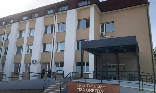 Vrasja në Gjakovë, spitali i qytetit del me njoftim: Si është gjendja e të plagosurve?