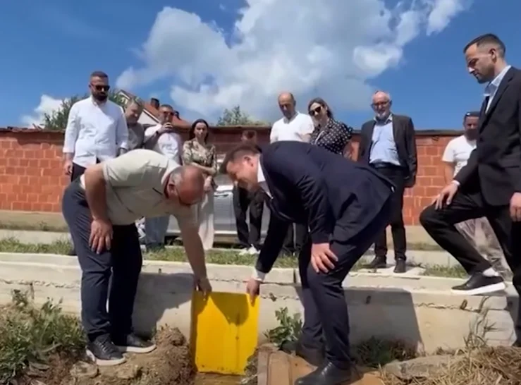 Pushteti prezanton arritjen e re: Muja e Bulliqi bëjnë hapjen e një kanali në Lupç të Podujevës
